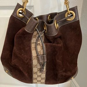Vintage Gucci drawstring bag in brown suede. Very good condition.